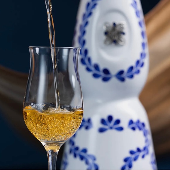 🍹 Empty 750ml Clase Azul Tequila Bottle - Handcrafted Art Piece 🎨 - Picture 4 of 9